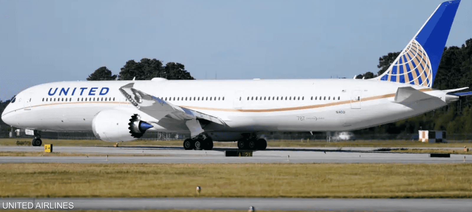 صورة لإحدى الطائرات وتظهر الأضرار على الجناح بعد الحادثة