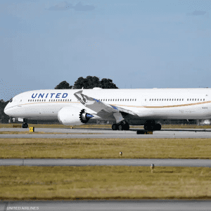 صورة لإحدى الطائرات وتظهر الأضرار على الجناح بعد الحادثة