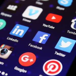 هل هناك علاقة بين مواقع التواصل واستقرار الأسرة العربية؟