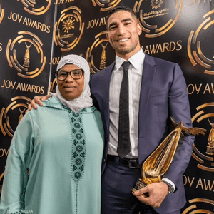 أشرف حكيمي مع والدته