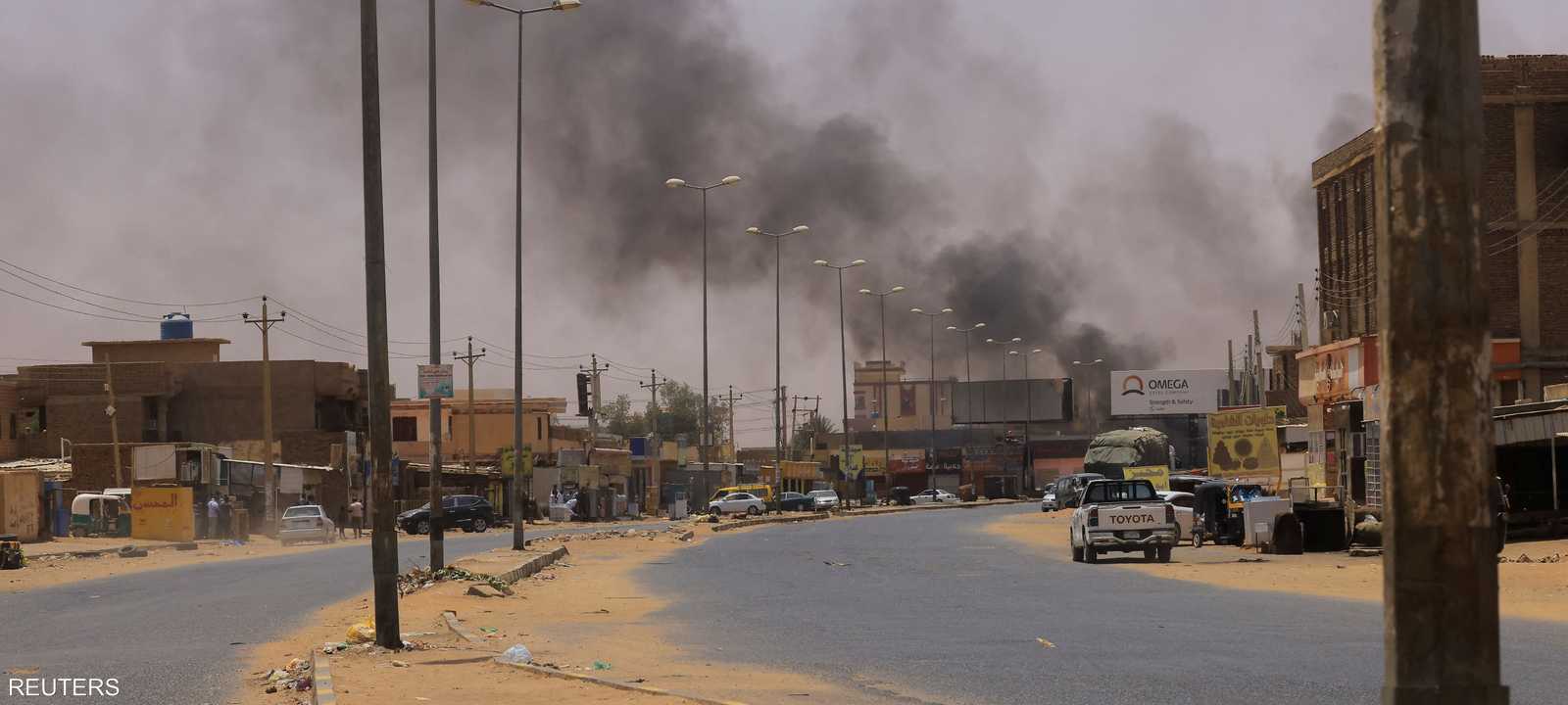 أعمدة الدخان تتصاعد مع احتدام القتال في الخرطوم