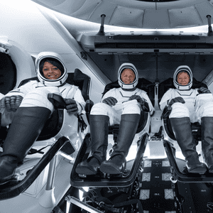 رائدا الفضاء السعوديين ريانة برناوي وعلي القرني