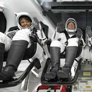 ريانة برناوي (أقصى يسار الصورة) وعلي القرني (يمين)