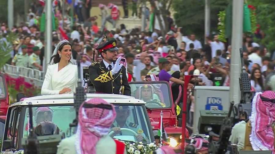موكب العروسين على سيارة بيضاء وسط حشود غفيرة من المواطنين