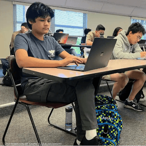 الطفل يتمتع بذكاء حاد حسب أساتذته