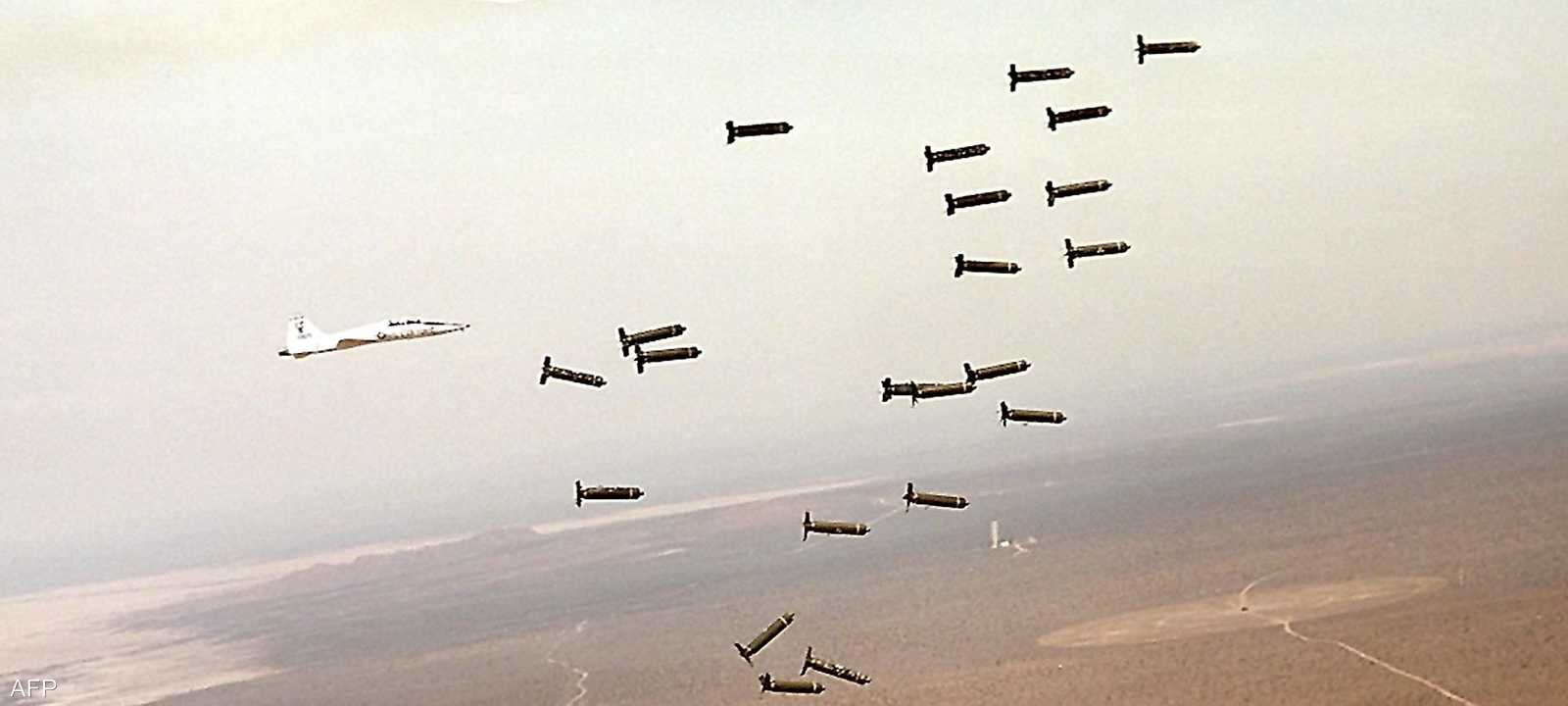 صورة أرشيفية لطائرة أميركية تلقي قنابل عنقودية