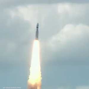 الهند تطلق مركبة فضائية إلى الجانب البعيد من القمر