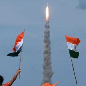 الهند تطلق مهمة للهبوط على سطح القمر