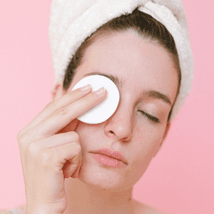 طريقة إزالة مكياج العين تؤثر على صحة البشرة ومظهرها