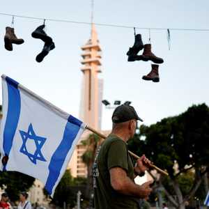 جنود احتياط علقوا أحذيتهم العسكرية دعما للاحتجاجات بإسرائيل