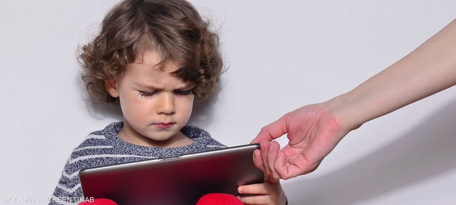 تأثير الشاشات على الطفل يطال العقل والقلب