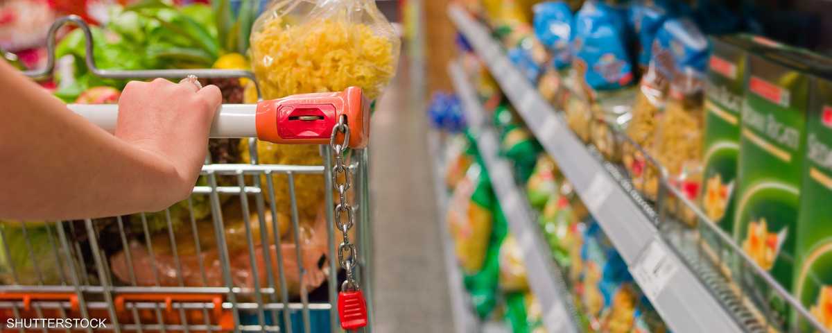 تسوق المواد الغذائية في السوبر ماركت