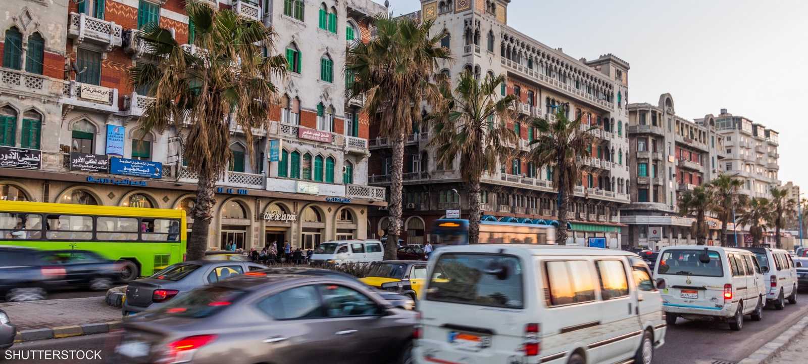 اقتصاد مصر - سيارات في أحد شوارع الاسكندرية الرئيسية