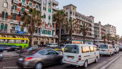 اقتصاد مصر - سيارات في أحد شوارع الاسكندرية الرئيسية