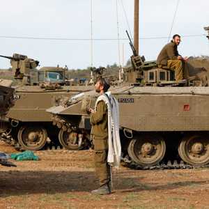 جندي إسرائيلي أمام دبابته