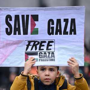 طفل يشارك في مسيرة تضامنية مع سكان غزة في بوتموند