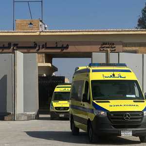سيارات إسعاف تعبر معبر رفح