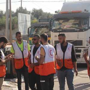 الشاحنات تحمل أدوية وموادا غذائية