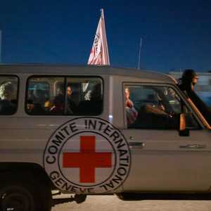 الصليب الأحمر يشرف على عملية تسليم الأسرى