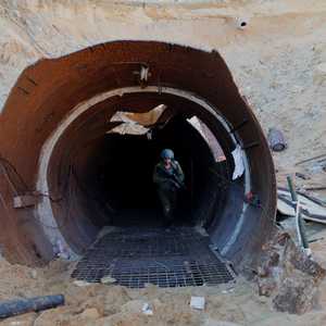 جندي إسرائيلي يخرج من أحد أنفاق حماس