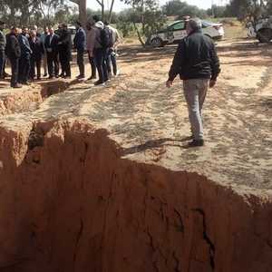 الشقوق الأرضية الغامضة ظهرت في منطقة السبيعة