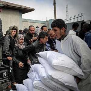 أرشيفية.. فلسطينيون يحصلون على مساعدات في غزة
