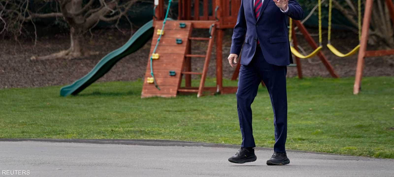 حذاء بايدن الجديد يسمى "هوكا ترانسبورت"