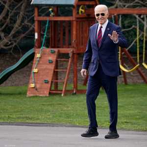 حذاء بايدن الجديد يسمى "هوكا ترانسبورت"