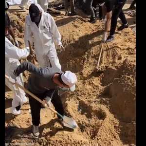 لحظة اكتشاف المقبرة الجماعية