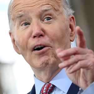 تظهر على الرئيس الأميركي جو بايدن علامات عدم التركيز