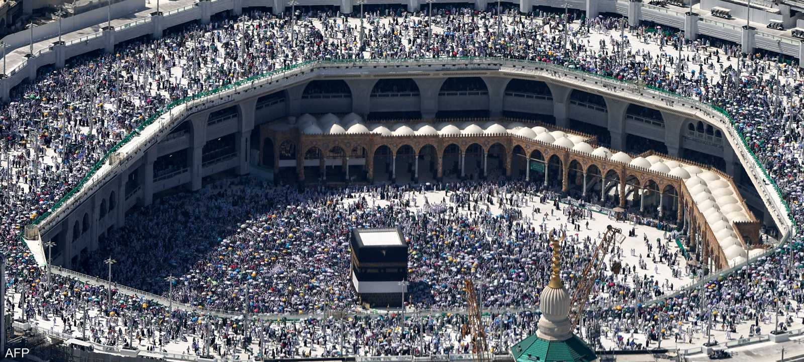 حجّاج يطوفون حول الكعبة