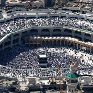 حجّاج يطوفون حول الكعبة