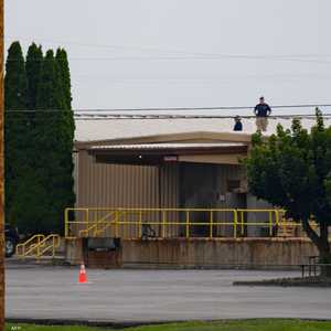 محققي مكتب التحقيقات الفيدرالي بسطح مبنى الذي أطلق منه النار