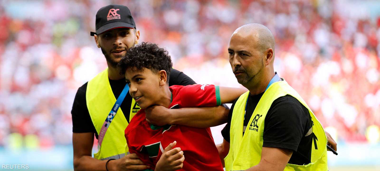 الأمن الفرنسي يمسك بأحد المتقتحمين للمباراة