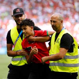 الأمن الفرنسي يمسك بأحد المتقتحمين للمباراة