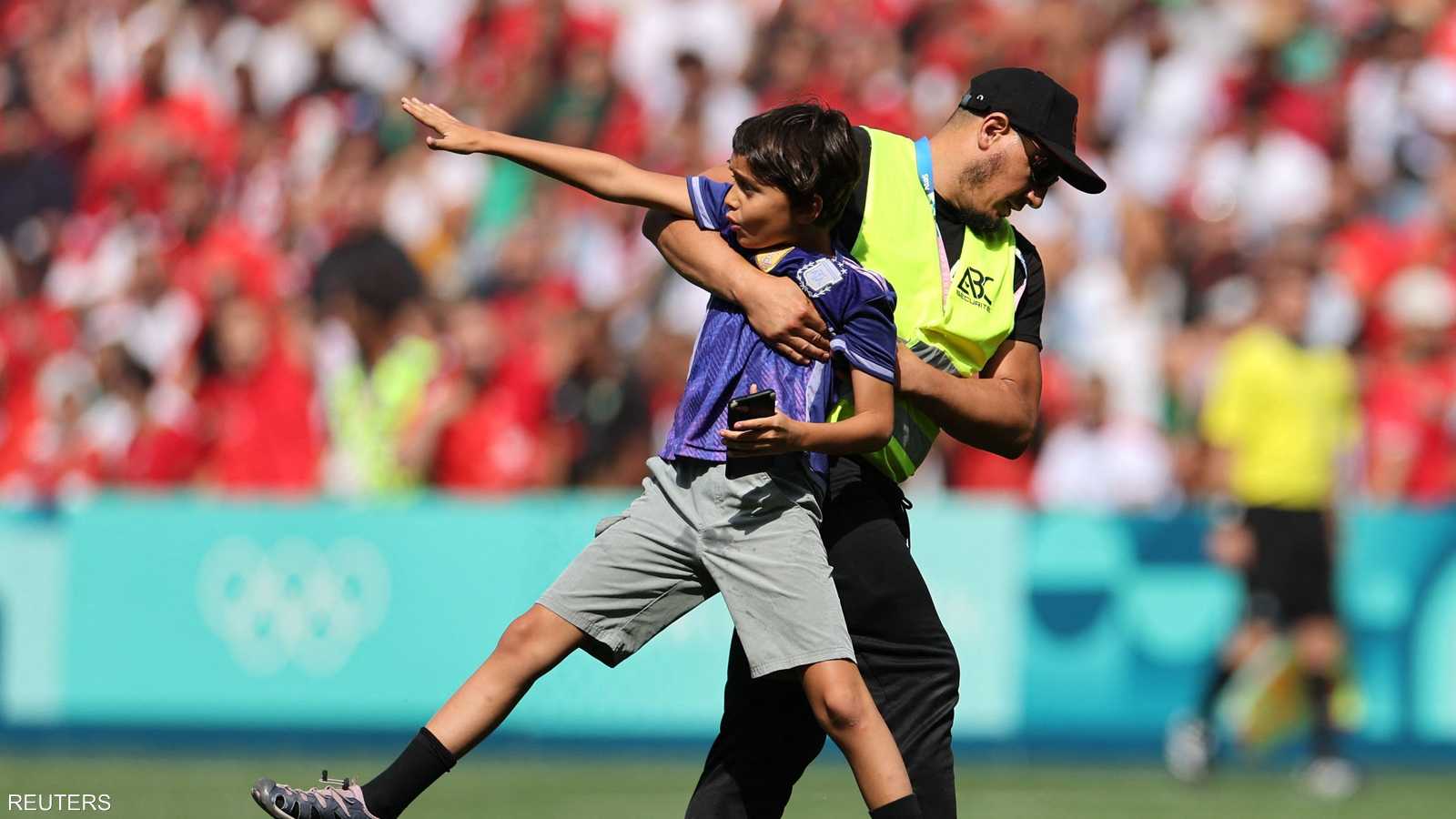 طفل يقتحم المباراة