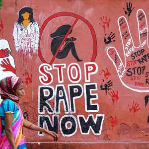 "أوقفوا الاغتصاب".. على جدار في منطقة أجمر الهندية