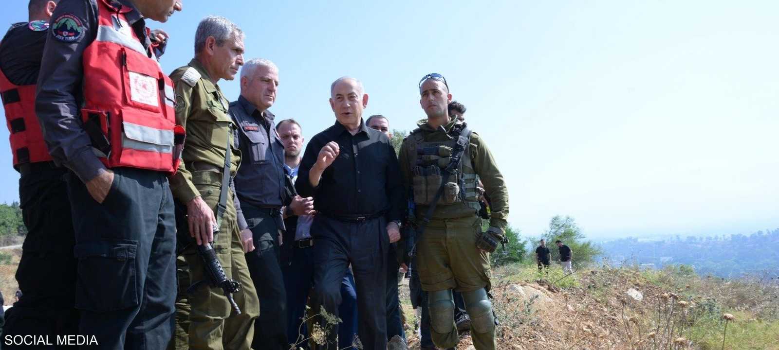 بنيامين نتنياهو مع أفراد من القوات الجوية -أرشيفية-