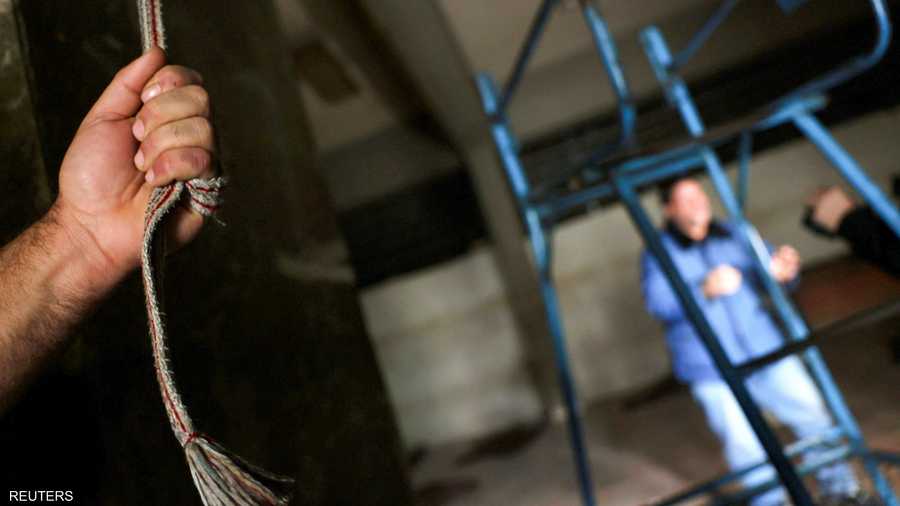 أشبه بـ"مغارة تعذيب".. العثور على سجن تحت الأرض في سوريا