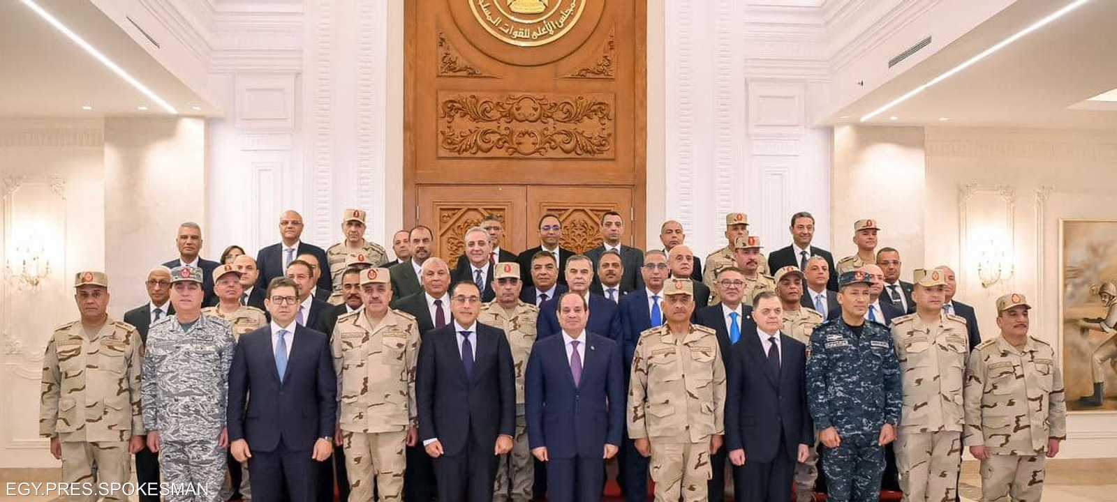 السيسي يجتمع بعدد من المسؤولين