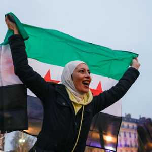 مرأة سورية خلال الاحتفال بسقوط الأسد.. أرشيفية