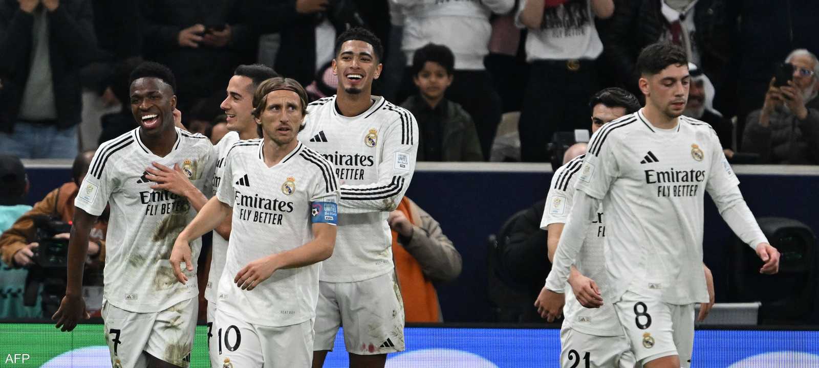 لاعبو ريال مدريد يحتفلون فينيسيوس جونيور بهدفهم الثالث