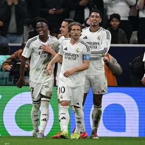 لاعبو ريال مدريد يحتفلون فينيسيوس جونيور بهدفهم الثالث
