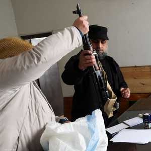 عناصر من الجيش السوري السابق يسلمون أسلتحهم