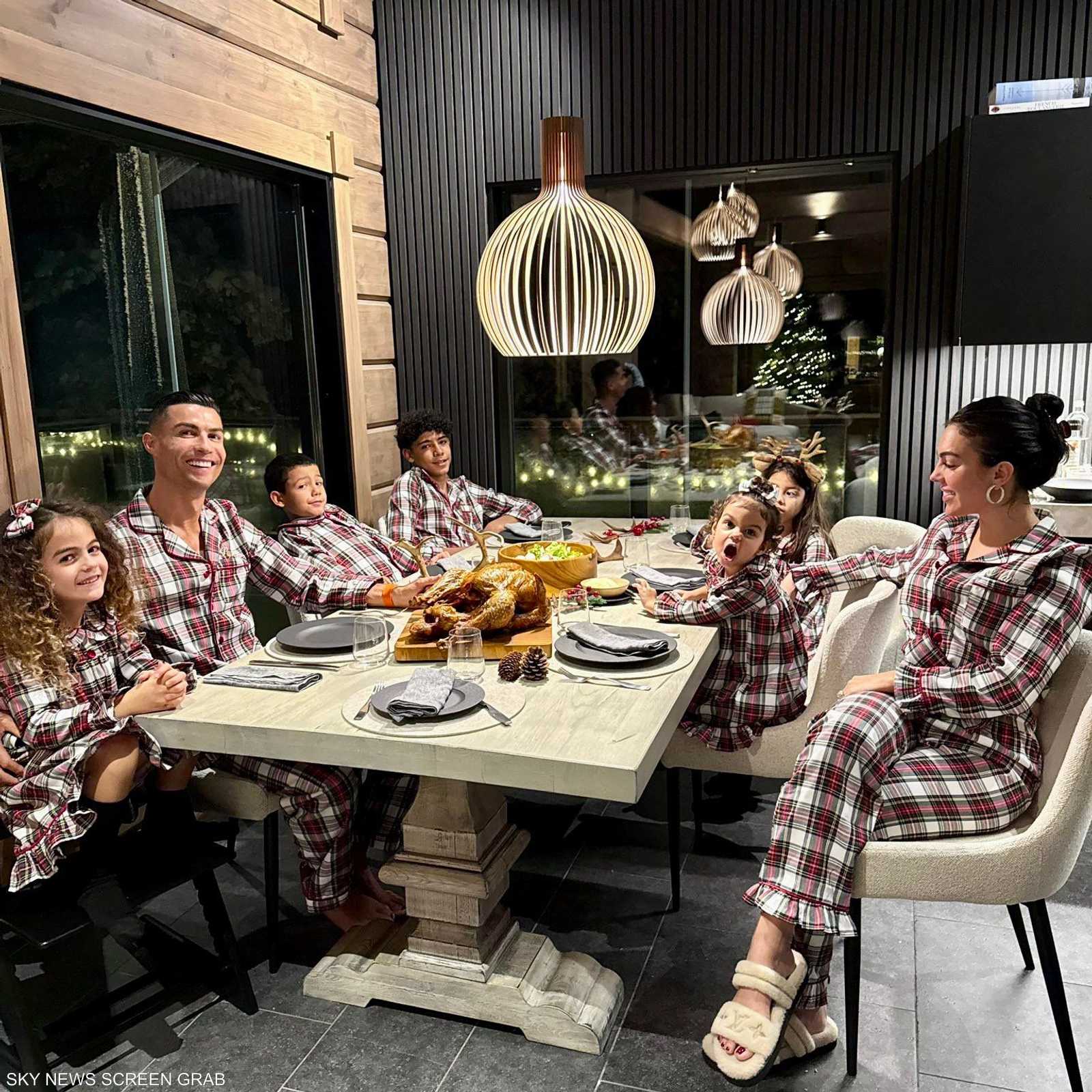 رونالدو مع عائلته في فنلندا