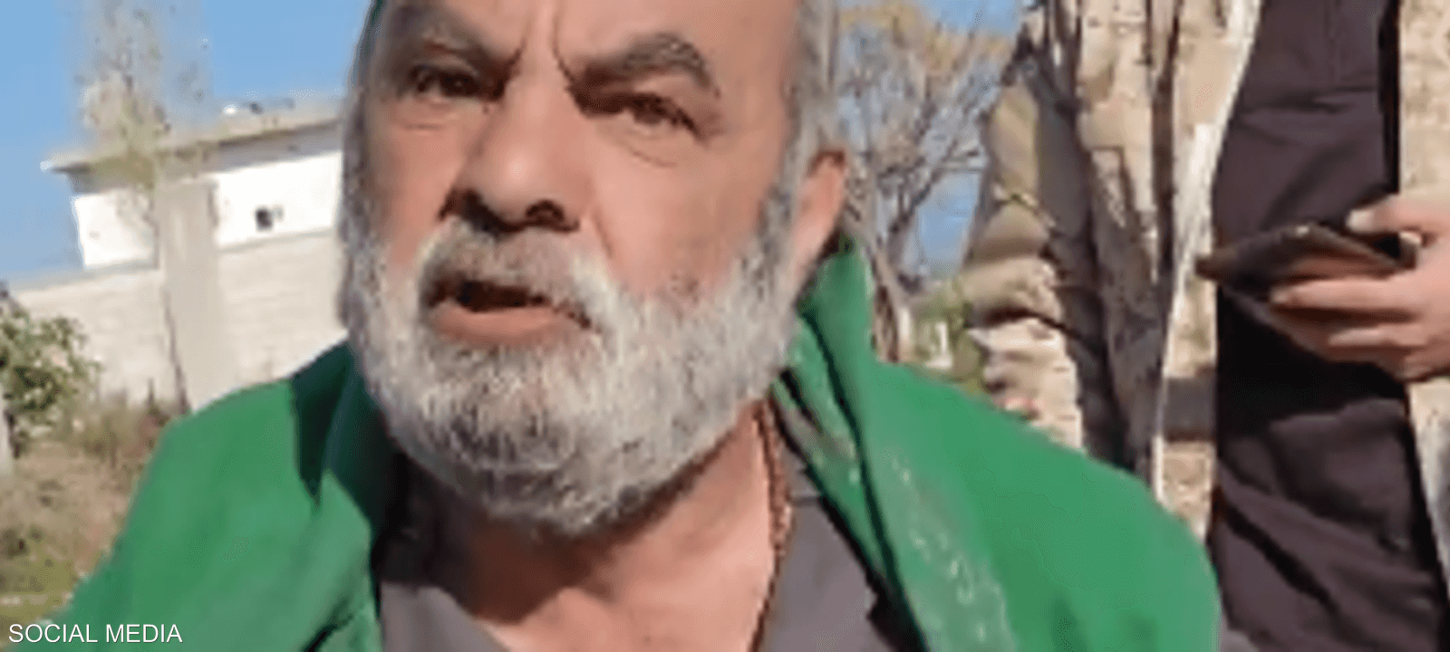 وجد الرجل بمحيط مطار حميميم العسكري في اللاذقية