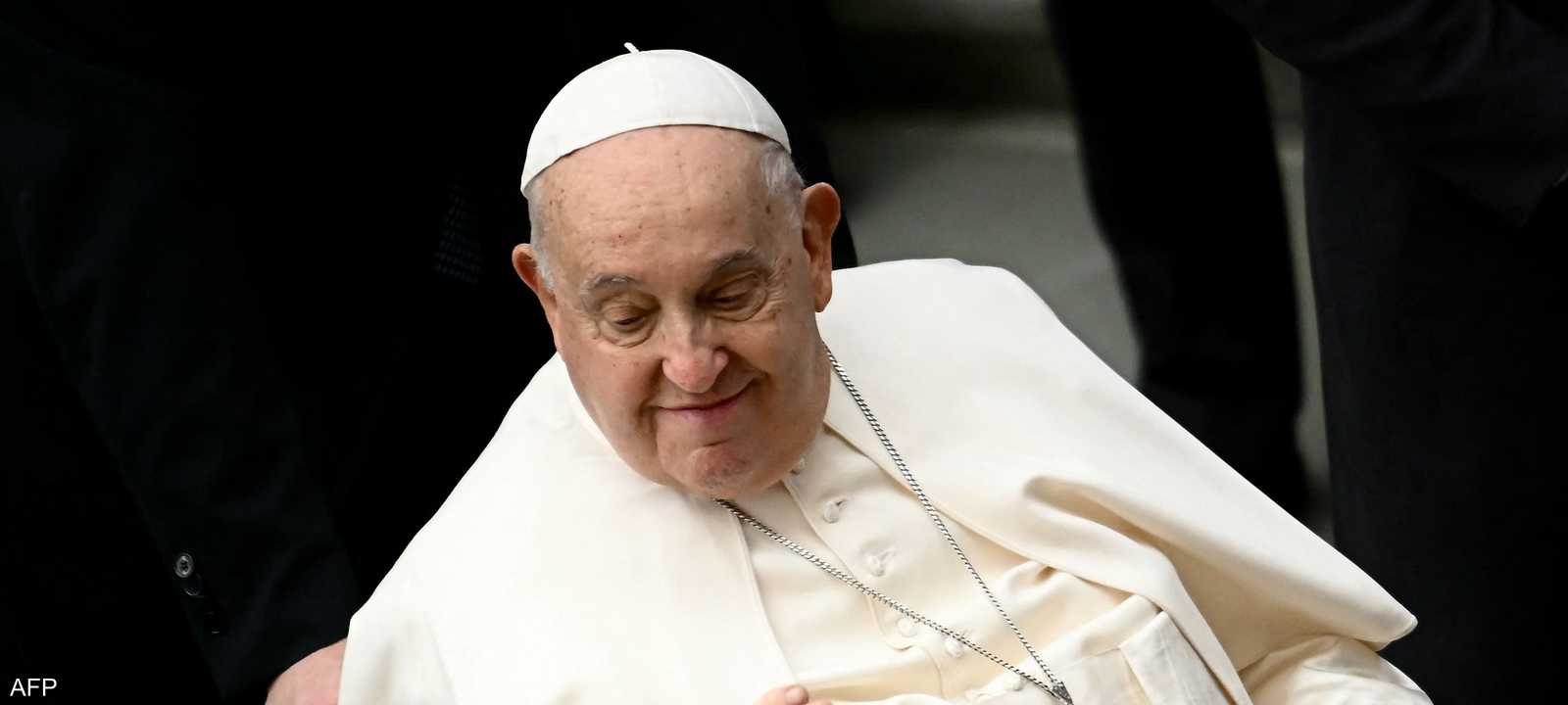 البابا فرنسيس أصيب في ذراعه بعد سقوطه-أرشيف