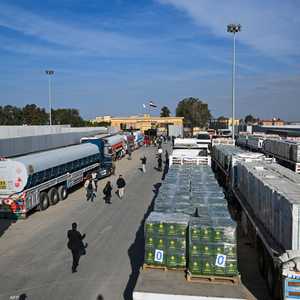 المساعدات الإنسانية تعود للتدفق إلى قطاع غزة عبر معبر رفح