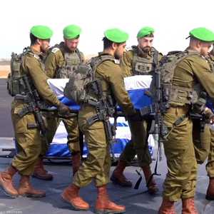 جنود إسرائيليون يحملون نعوش رهائن متوفين