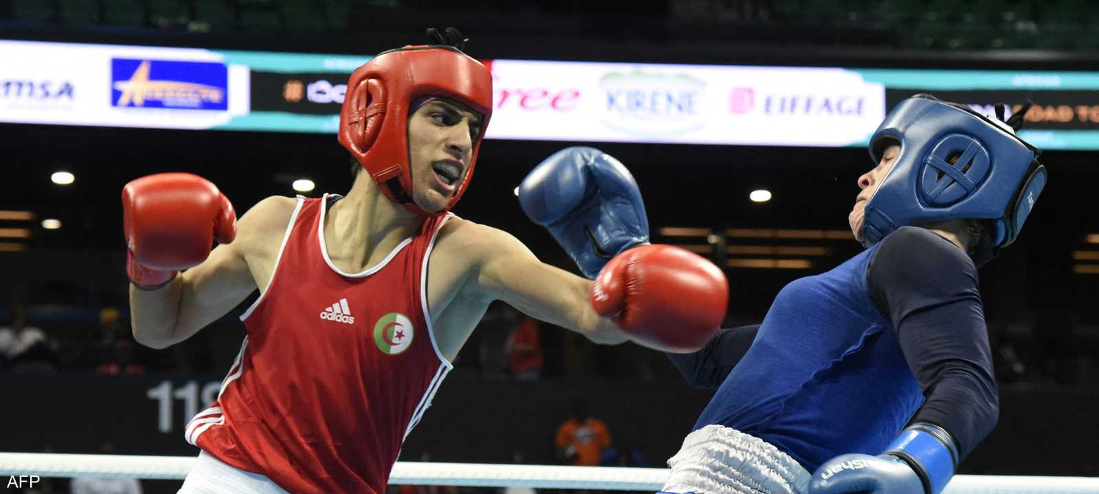 الملاكمة الجزائرية إيمان خليف (بالزي الأحمر)_أرشيف